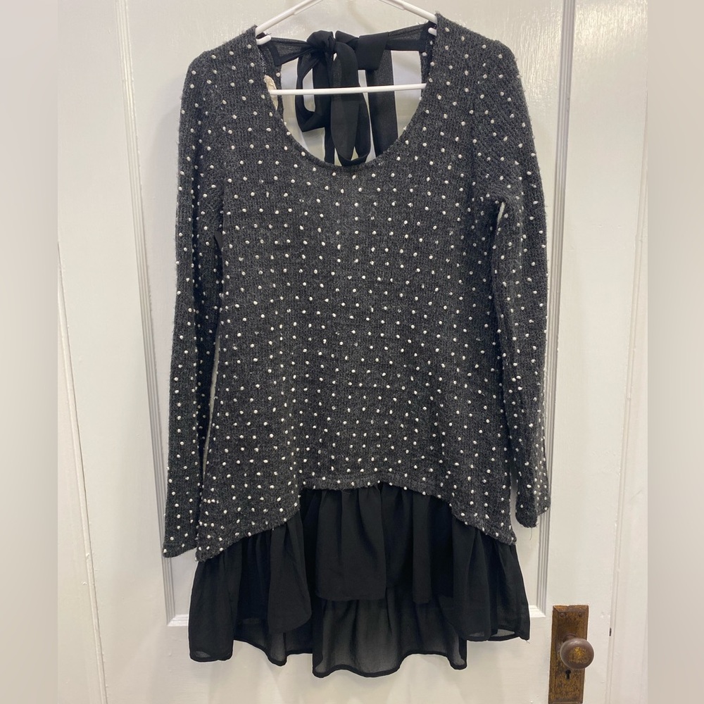 Areve black and white polka dot ruffle bottom shirt